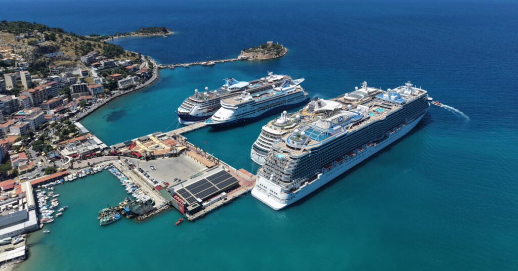 Kuşadası’na yanaşan 4 kruvaziyer 9125 turist getirdi