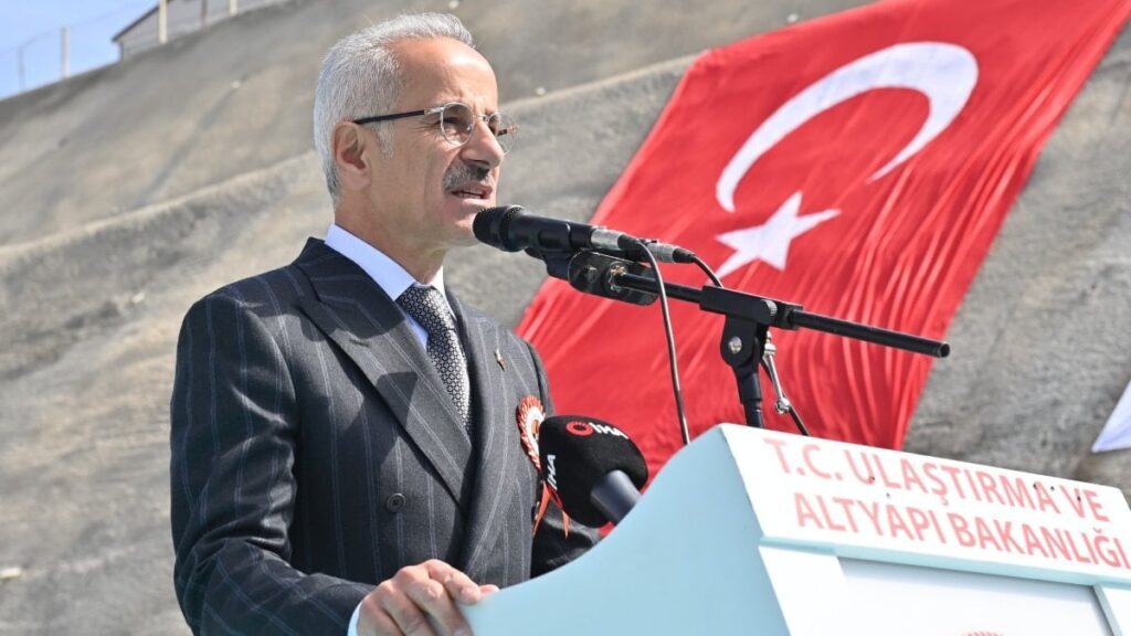 Bakan Uraloğlu duyurdu: 42 ili birbirine bağlayan Ankara-Kırıkkale-Delice Otoyolu’nun yarısı tamam