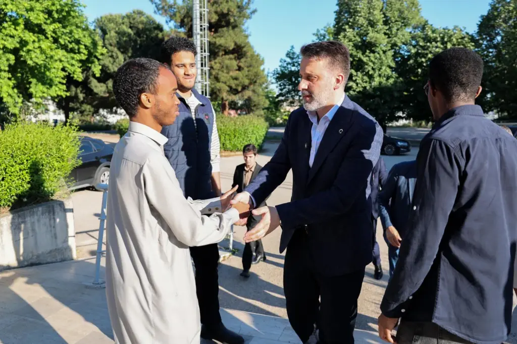 Başkan Vekili Şahin Biba, bayram sabahı öğrencilerle buluştu