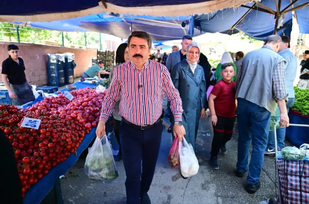 Başkan Yılmaz, esnaf ve vatandaşla bayramlaştı