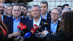 Özgür Özel’in TBMM mesaisi: Kurultay için imza toplamaya başlıyor