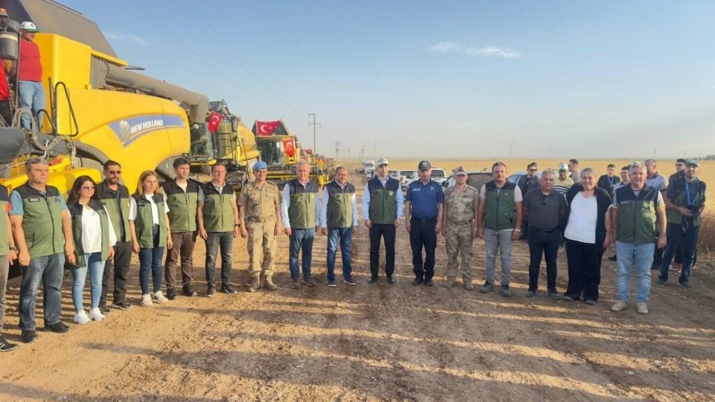 Şanlıurfa Ceylanpınar Tarım İşletmesi’nde biçerdöverler tarlalara girdi