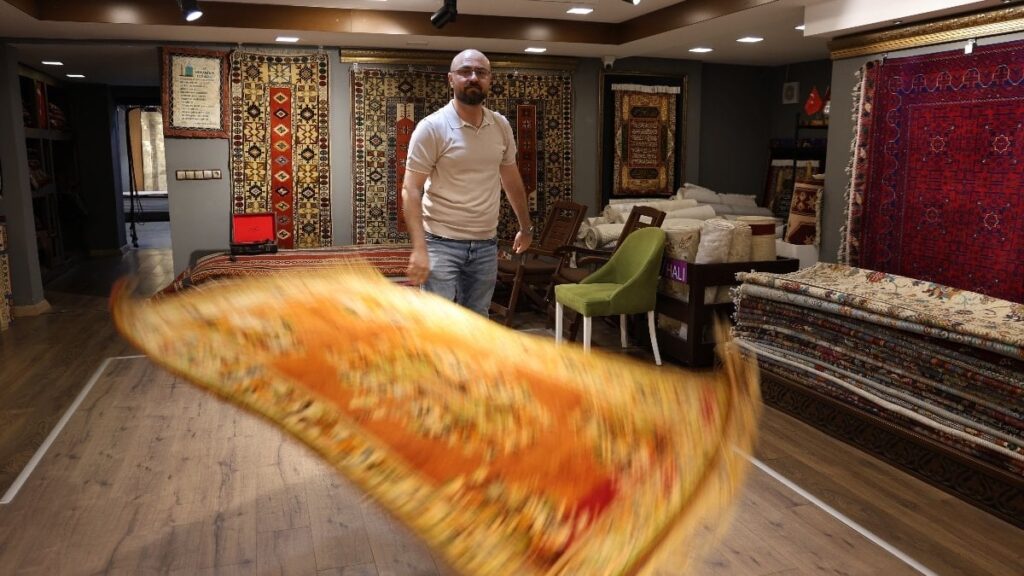 Aydın’da 2 asırlık halılar, çelik kasada saklanıyor