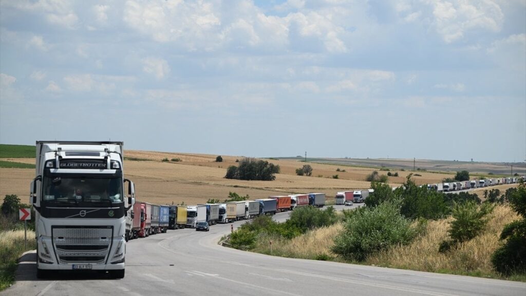 Hamzabeyli Sınır Kapısı’nda oluşan 23 kilometrelik tır kuyruğu havadan ndi