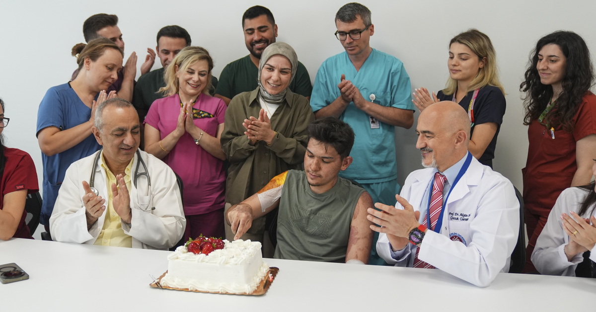 Entübe halde geldi, 18. yaş gününü kutlayarak çıktı
