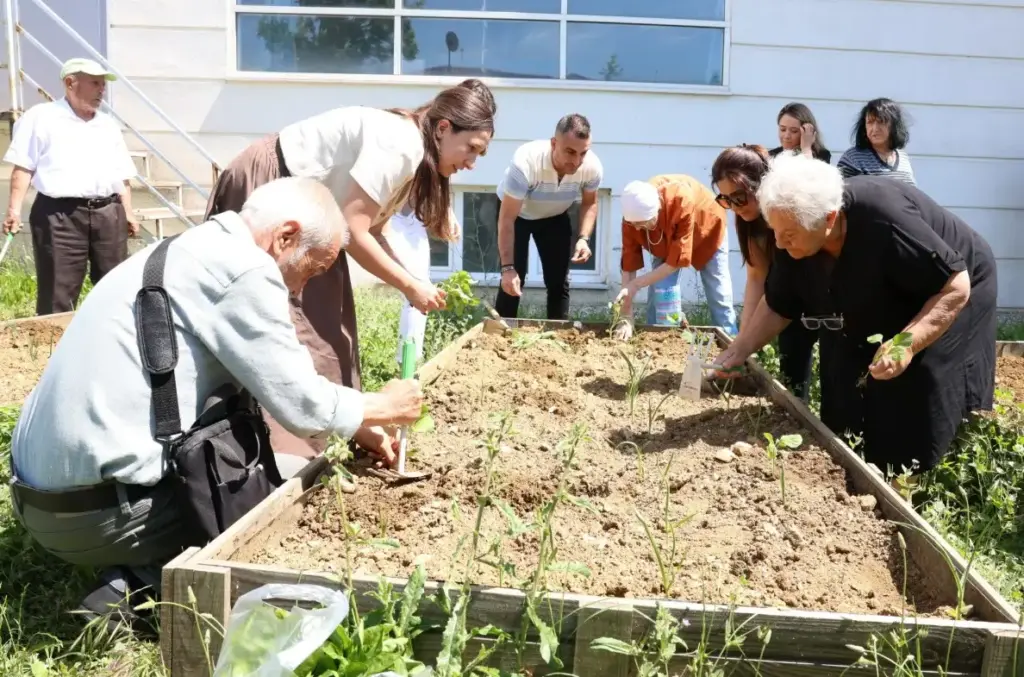 Nilüfer’de yaşlılar fideleri toprakla buluşturdu