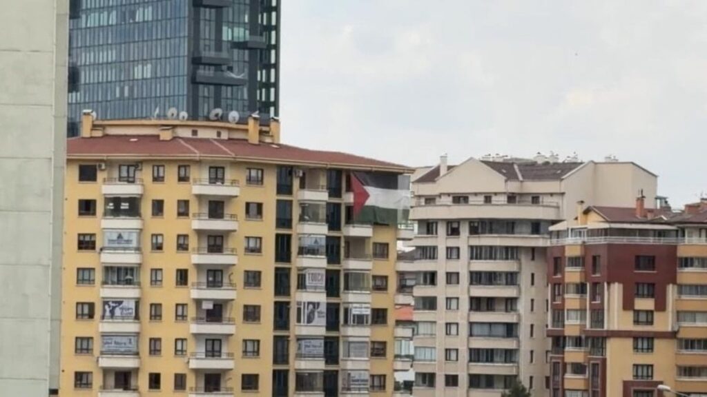 Trump’ın kalacağı otelin karşısına Filistin bayrağı asıldı