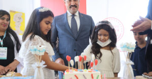 9 yaşındaki Deniz, kanser hastasına saçlarını bağışladı